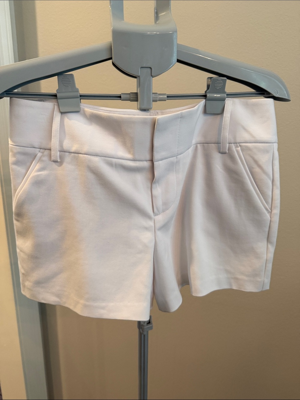 Alice + Olivia Cady off white shorts - Picture 5 of 11